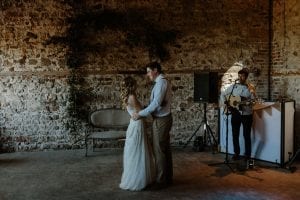 rustic-wedding-singer-first-dance